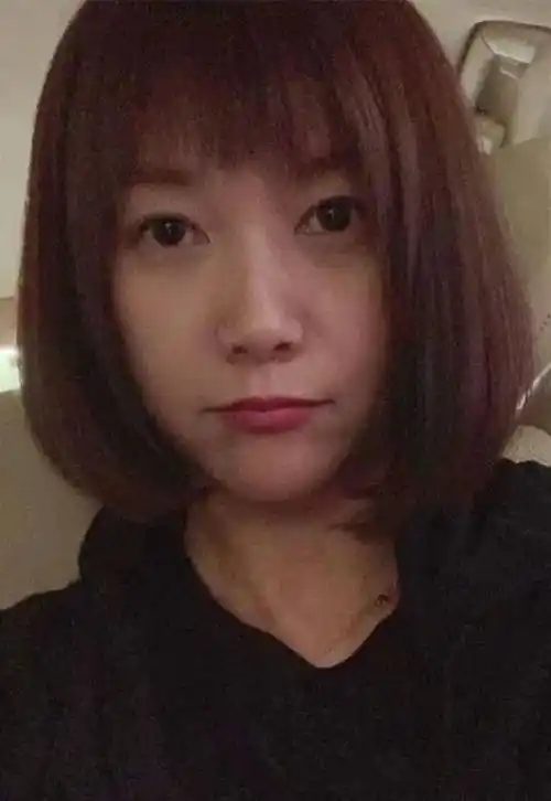 徐静蕾剪萝莉短发伪装少女,47岁完全不见老,就是颈纹有点深!