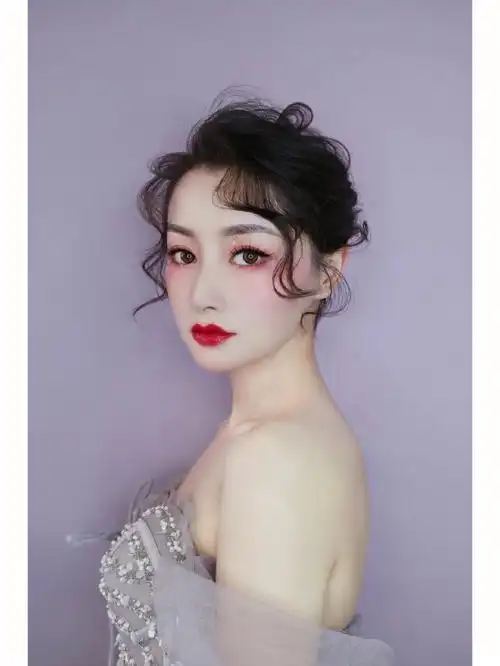 甜美的日系轻氧新娘造型