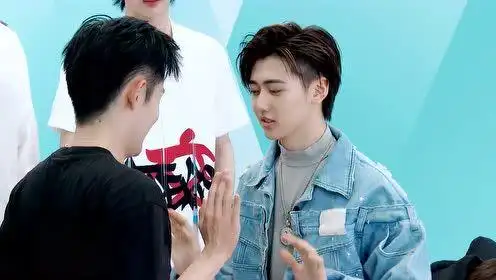 周震南何洛洛玩正面推手秒变迷惑行为