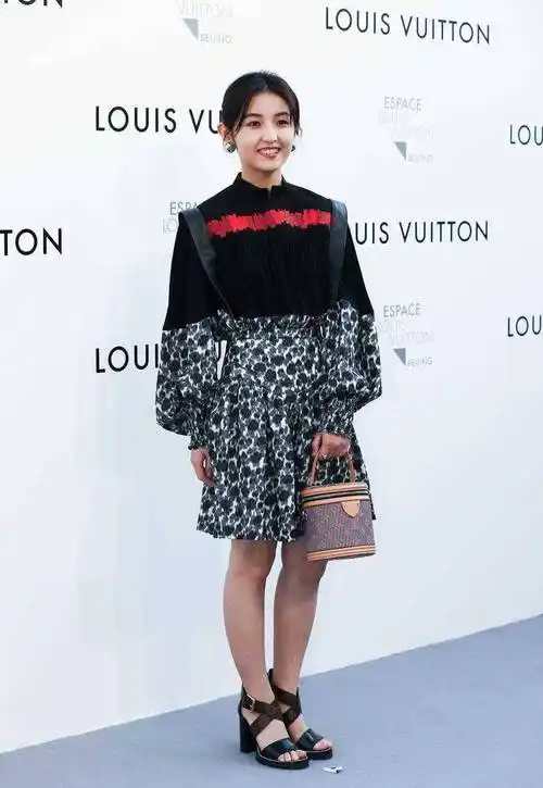 张子枫难得惊艳一次,穿黑色豹纹连衣裙配高跟鞋,大浓妆a爆了_衣服