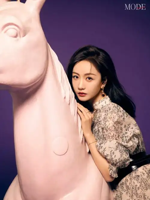 镜头记录下此刻的盈盈暖意,modemagazine封面人物杨蓉杂志大片精彩