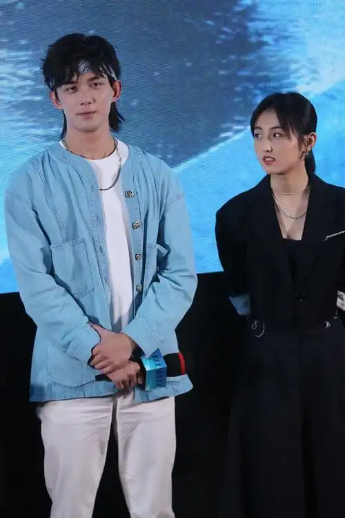 吴磊酷炫狼尾造型青春热血 和张子枫同框养眼cp感满满