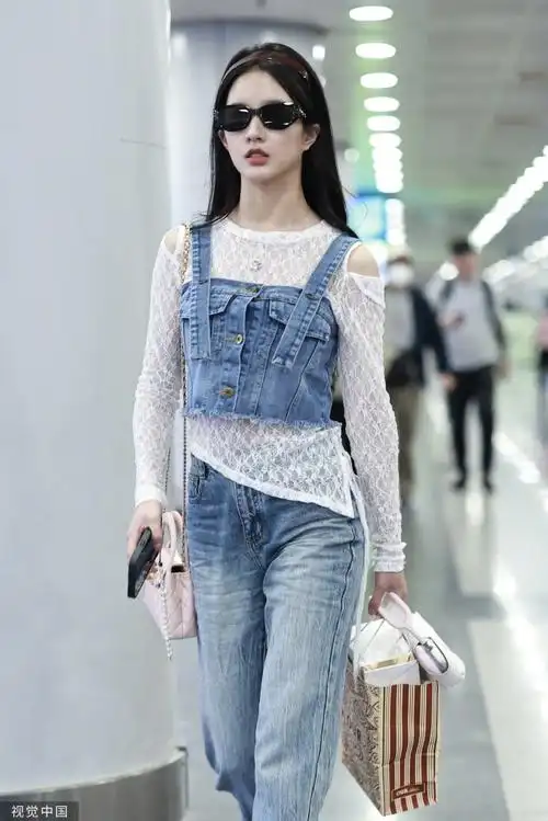 刘些宁露肩绑带蕾丝衫##机场时尚秀