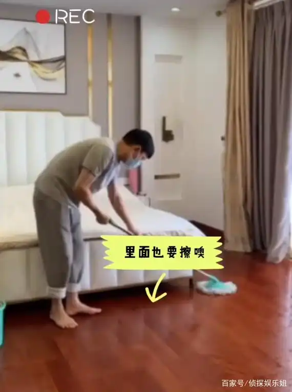 最接地气天王!60岁刘德华赤脚拖地,着装清爽犹如年轻小伙