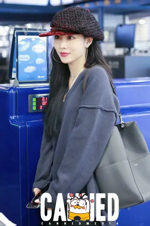 王霏霏机场街拍,这个大帽子好抢镜!