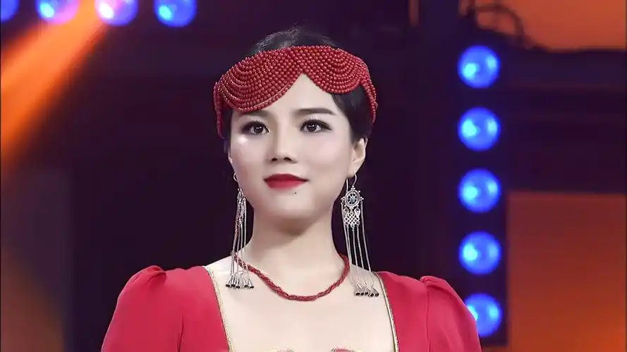 阿木古楞蒙古族青年女歌手 -玩石不恭