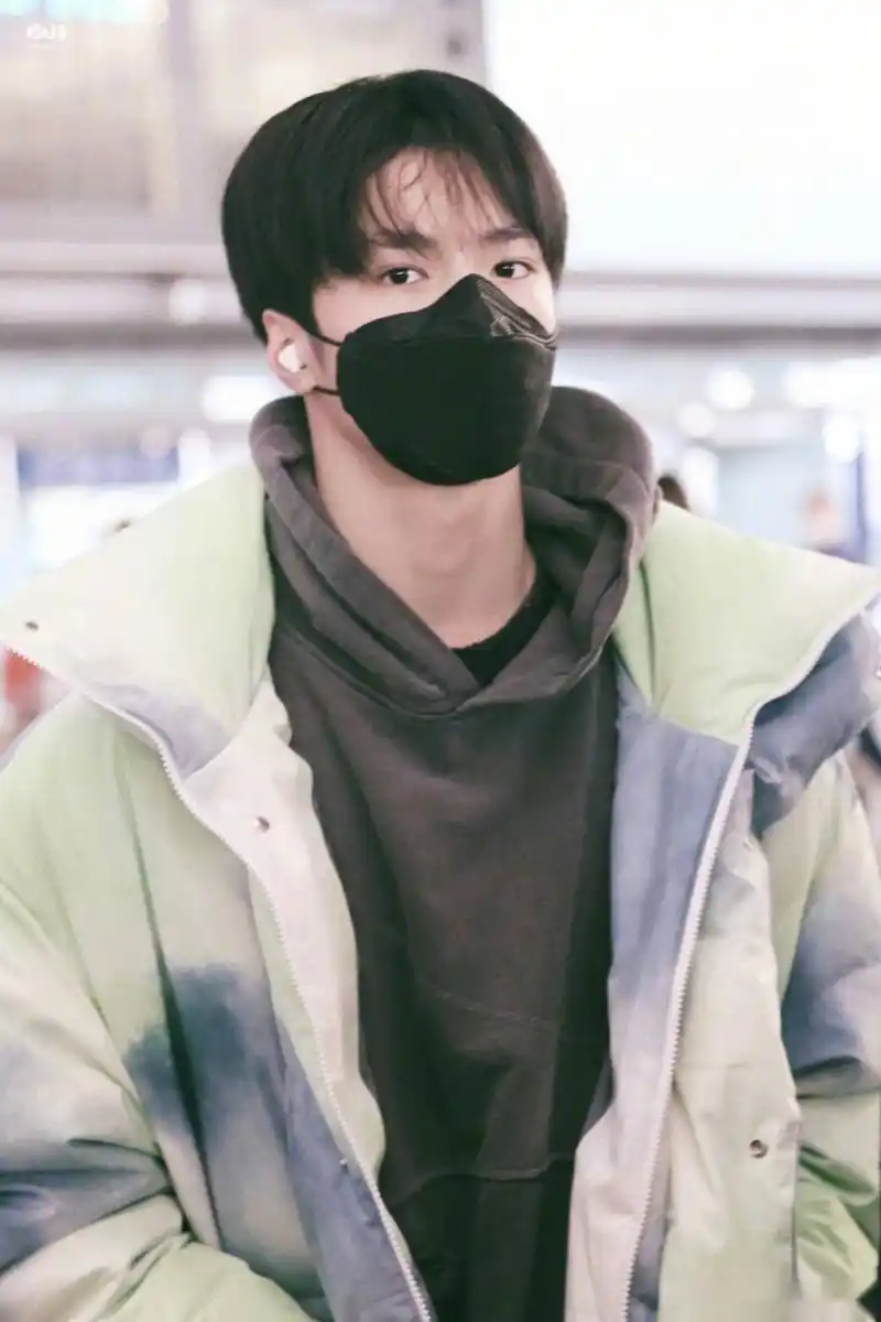 刘耀文今日机场饭拍 顺毛好乖,行走的衣架又上线了好帅好帅@刘耀文