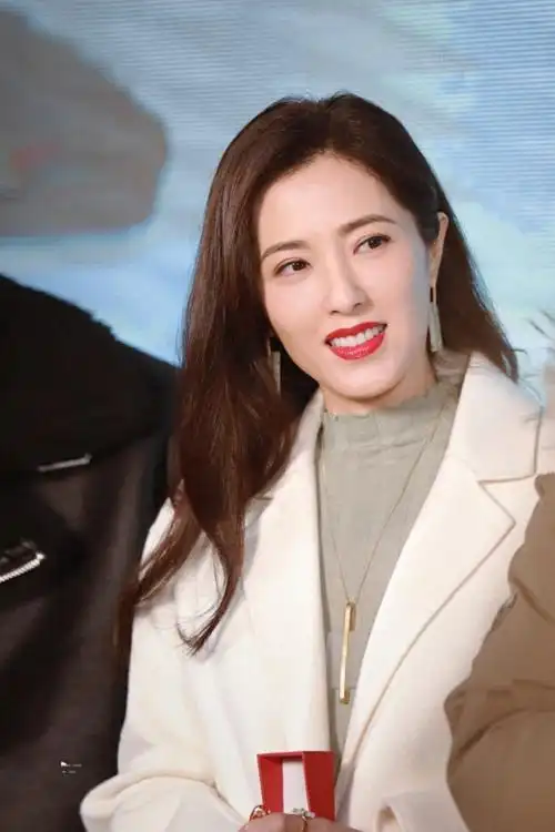 47岁曾黎现身北京机场!身高170cm鹤立鸡群,笑容满面气质抢眼