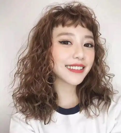 今年流行的筷子烫发型适合脸大的女生