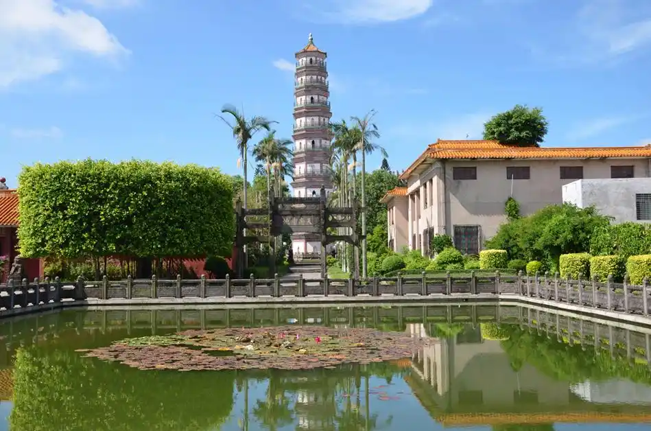 雷州:雷州古城,雷祖祠,雷州市博物馆,雷州西湖,雷州三元塔,雷州天宁寺