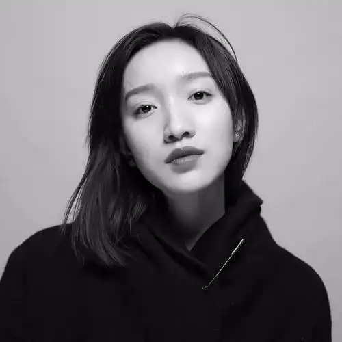 在《隐秘的角落》中,饰演张东升老婆徐静的演员黄米依,这次在《亲爱的