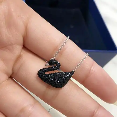 甜美的你值得拥有施华洛世奇黑天鹅项链