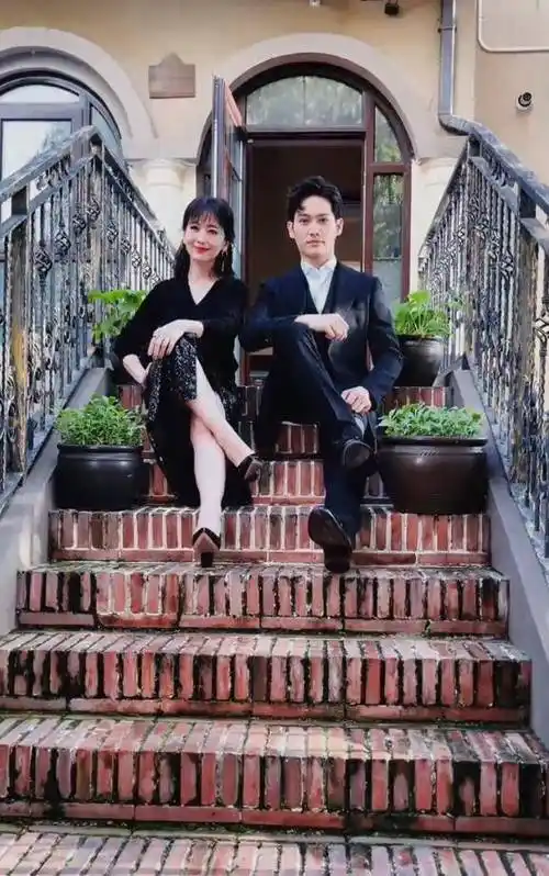 70岁赵雅芝罕晒小儿子,坐门口台阶上不嫌脏,儿子眉清目秀好帅气