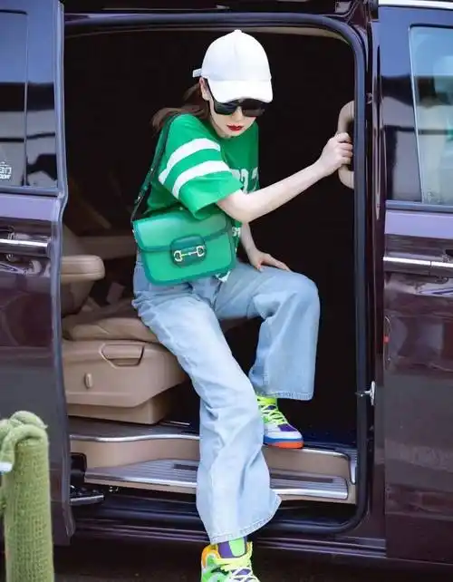 戚薇会穿是数一数二的,简单t恤配牛仔裤,也穿出了三七分比例_白色_女