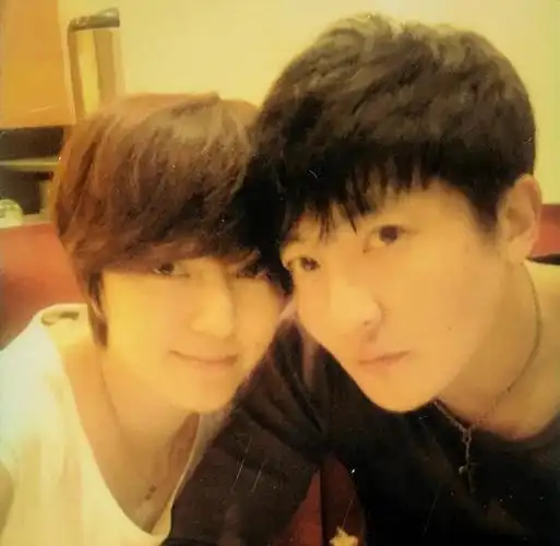 "老男孩"郭京飞,与鲍莉闪婚,17年宠妻如宝,今一家三口很幸福