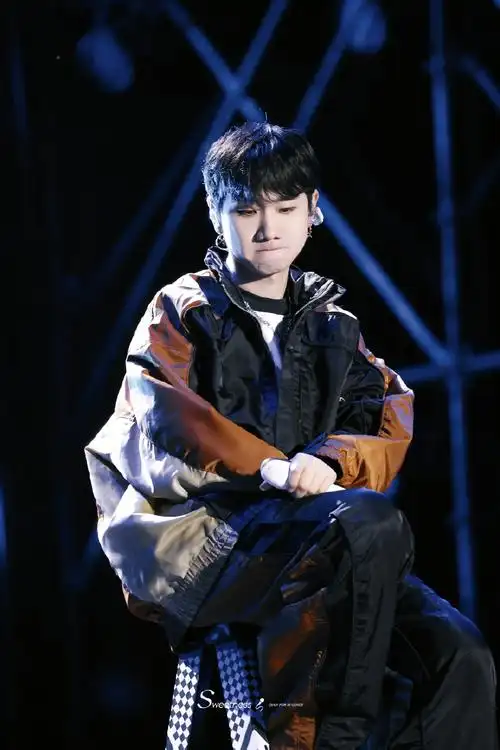 貌似是男高#大理蒲公英音乐节#@汪苏泷