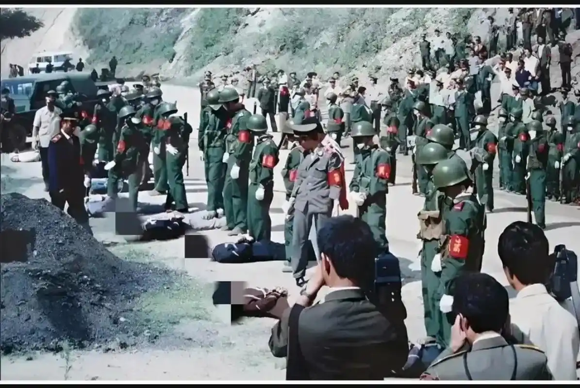 90年代,郊外的刑场,一大批死刑犯,集体被执行死刑的现场,照片中数十名