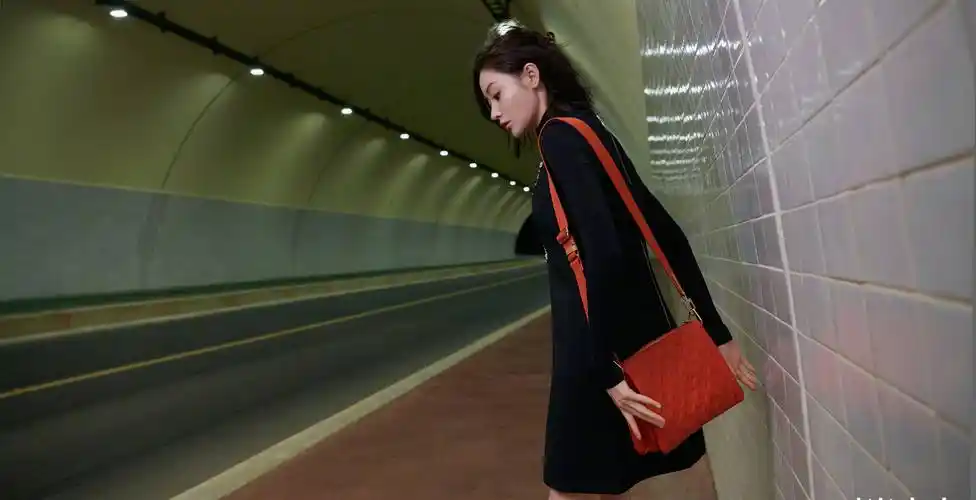 原创张天爱这身材确实好黑色t恤配白色包臀裙侧面看s形真是羡慕