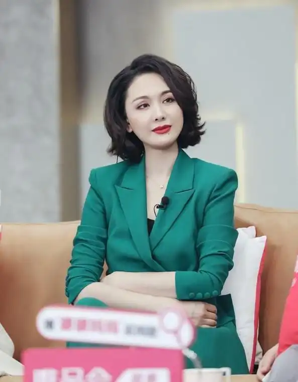 程莉莎被丈夫要求穿裙不能短过膝但打扮仍满满的女人味