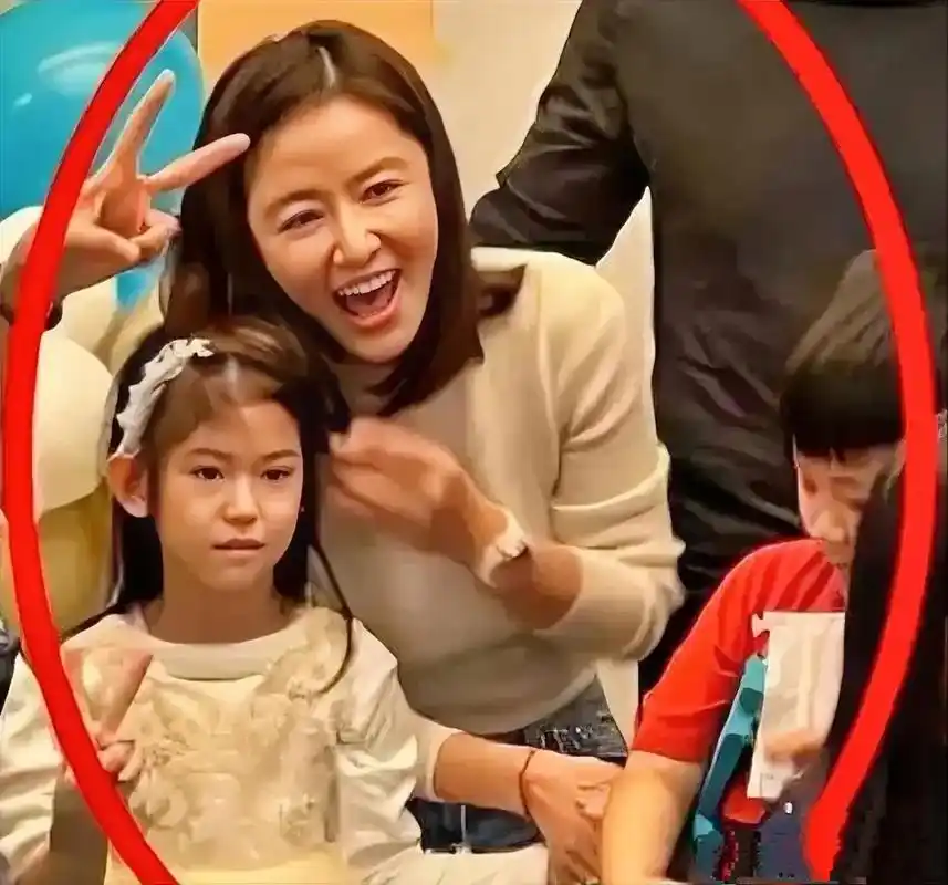 林心如晒女儿正脸照,五官与霍建华一模一样,英气逼人有明星范儿,网友