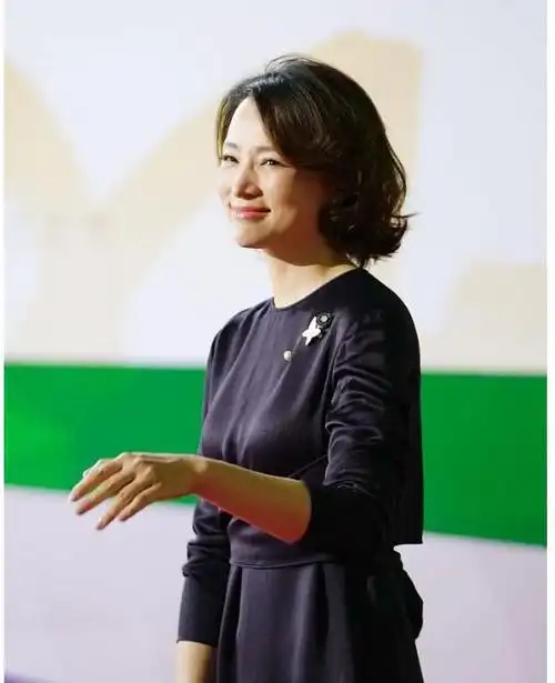 董卿最想删的照片儒雅端庄气质全无抽烟烫头艳装似中年贵妇