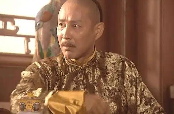 "之时,康熙则面无表情地说道:"不必理她,她现在是葛尔丹的妃子.