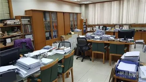 梁志成办公室三人共用,随处都是资料案例,墙边还摆满不同供应商的产品