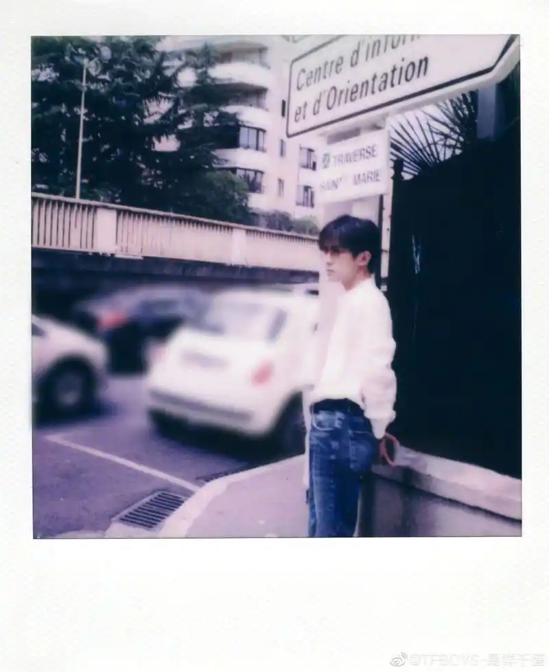 南法海边07#易烊千玺晒南法海边拍立得# 每一张质感拉满,帅气十足