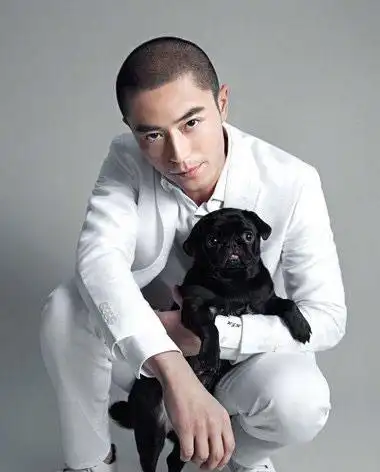 绅士男霍建华剪超短发帅气十足与宠物写真