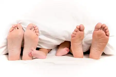 妈妈爸爸和宝宝脚在毯子下面照片
