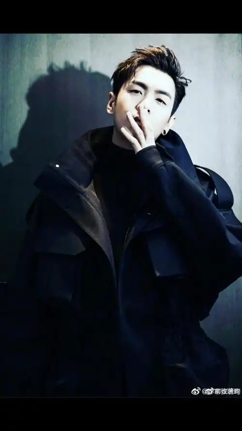 动作像是在抽烟一样,忍不住就带入忍冬,好像在他对面的就是六元打开新