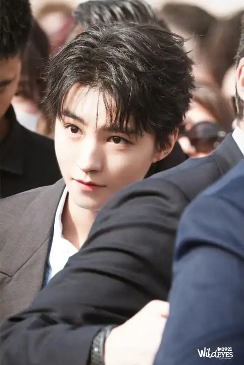 王俊凯又当老板又当翻译##王俊凯 巴黎时装周