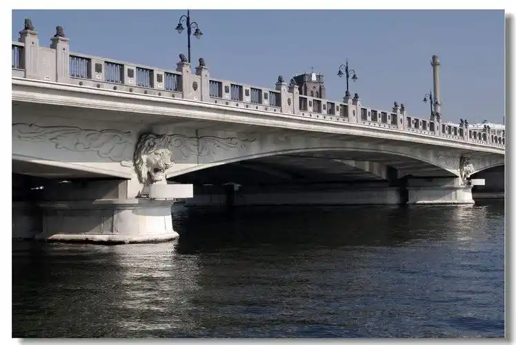 狮子林桥,桥上有各种狮子造型的雕塑!