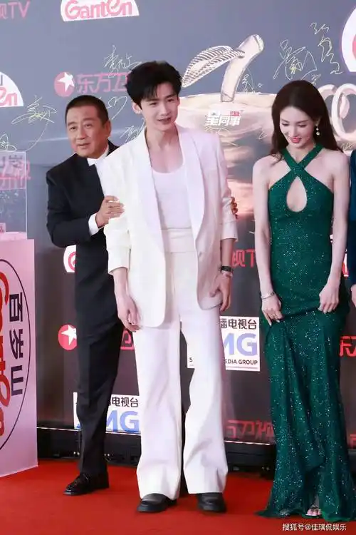 白敬亭金晨给丁勇岱让c位看来上春山风波对他打击很大怕了