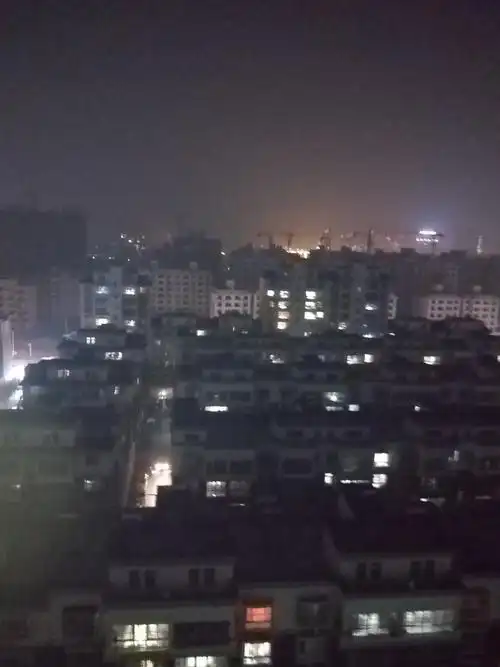 这是窗外夜晚时的景色.