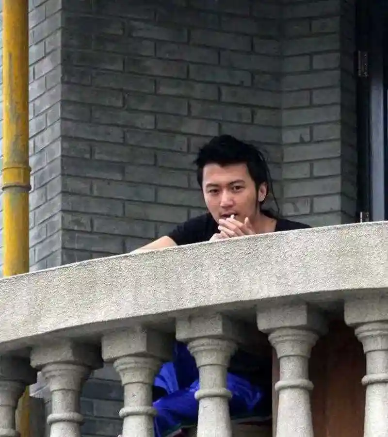 抽烟的谢霆锋好油腻.[?