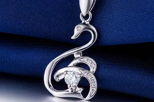 周六福珠宝白18k金白天鹅钻石吊坠_珠宝图片