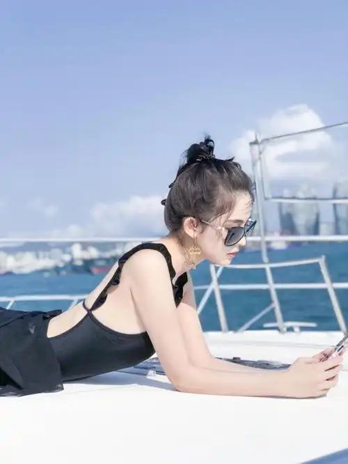 古力娜扎情人节晒度假美图海边游艇上的阳光美少女