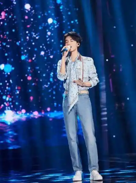 原创有种整容叫王俊凯发育后与1米8吴磊齐高穿校服都像超模