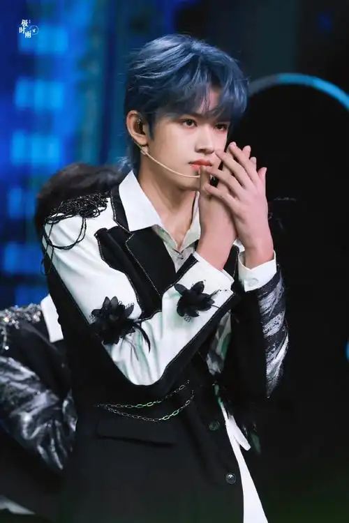 张极[超话]##tf三代大连演唱会应援##张极蓝发##今日星拍放送