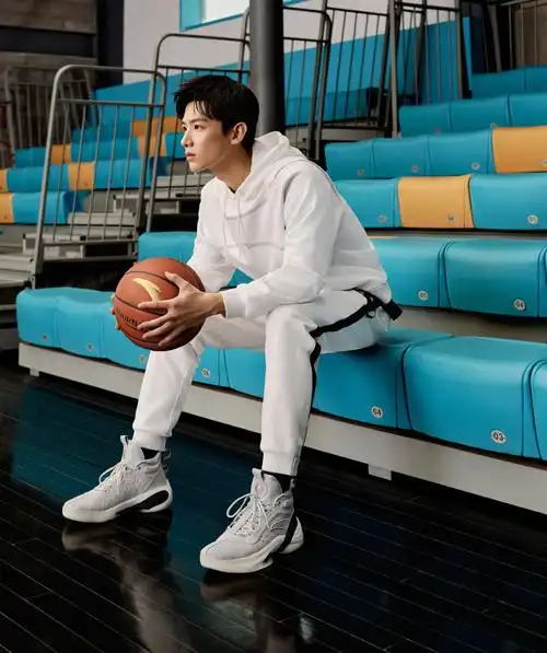 最后,咱们来看看安踏给白敬亭准备的装备吧,几套look,主打运动,都是