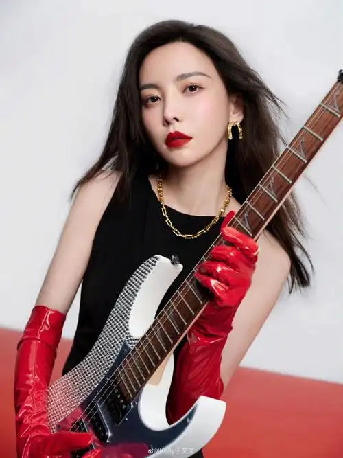 不是于文文的粉,第一次知道她是她唱的体面,当时就觉得嗓音很特别,很