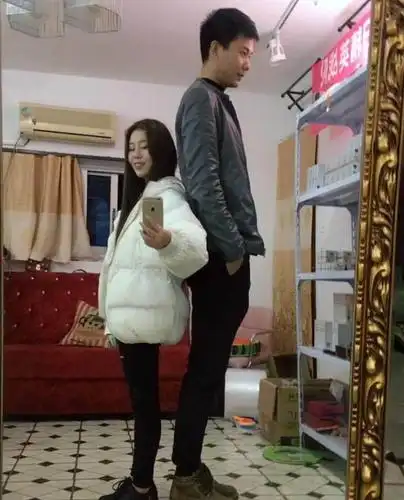 1米5女子爱上1米9小伙子, 呈现最美身高差, 网友: 行事不方便