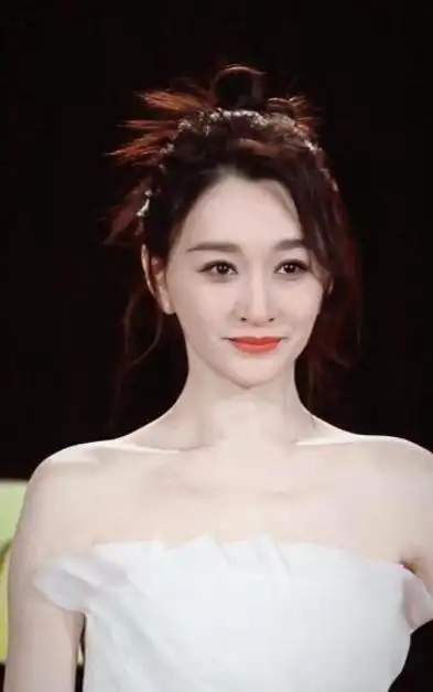 尽管她曾在一次采访中自嘲"我是一个长相很显老的女演员"