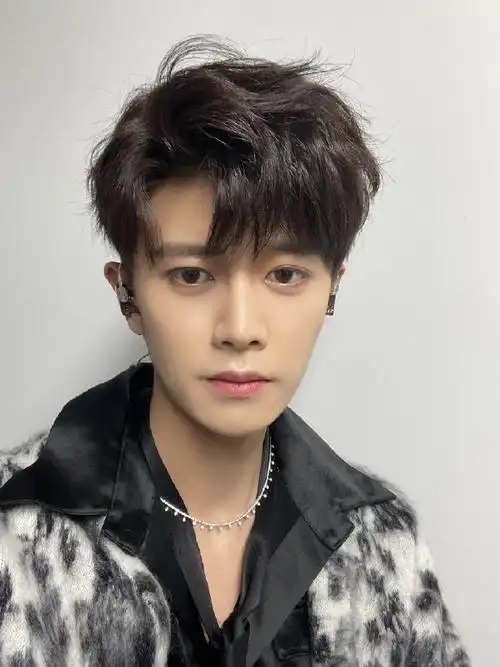 任嘉伦生日福利自拍#任嘉伦生日福利自拍来啦,各种角度无死角的帅,伦