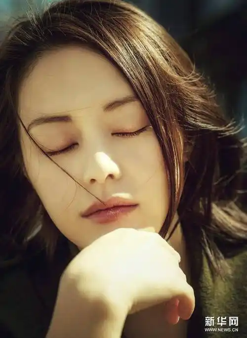 王力可初春街拍大片漫步街头展治愈系笑容