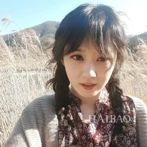 自己在家时会变身"宠猫狂魔",抱着喵星人各种自拍,看着这样的张娜拉总