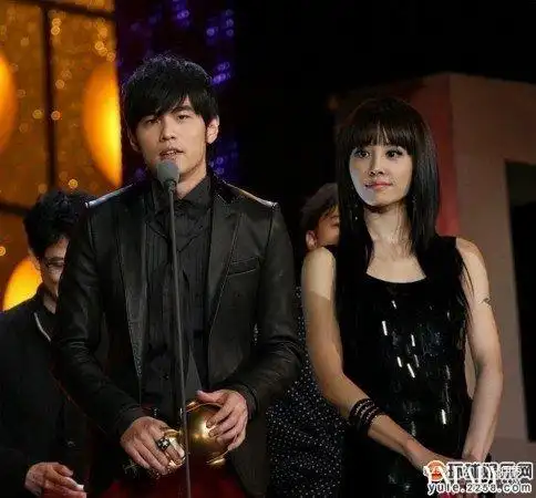 娱乐 明星 大陆星闻 / 正文  周杰伦蔡依林曾在演唱会上激情热舞