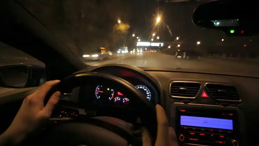 夜间开车"三不要",注意细节,才能化险为夷
