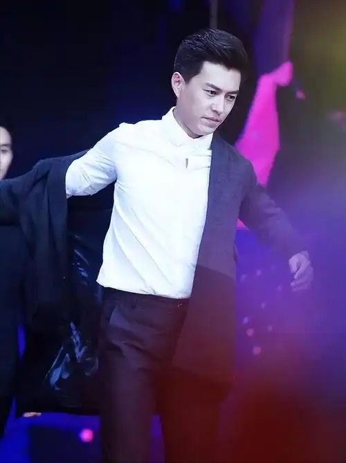 靳东参加两会他身份好厉害穿蓝色西装帅气儒雅真像个老干部